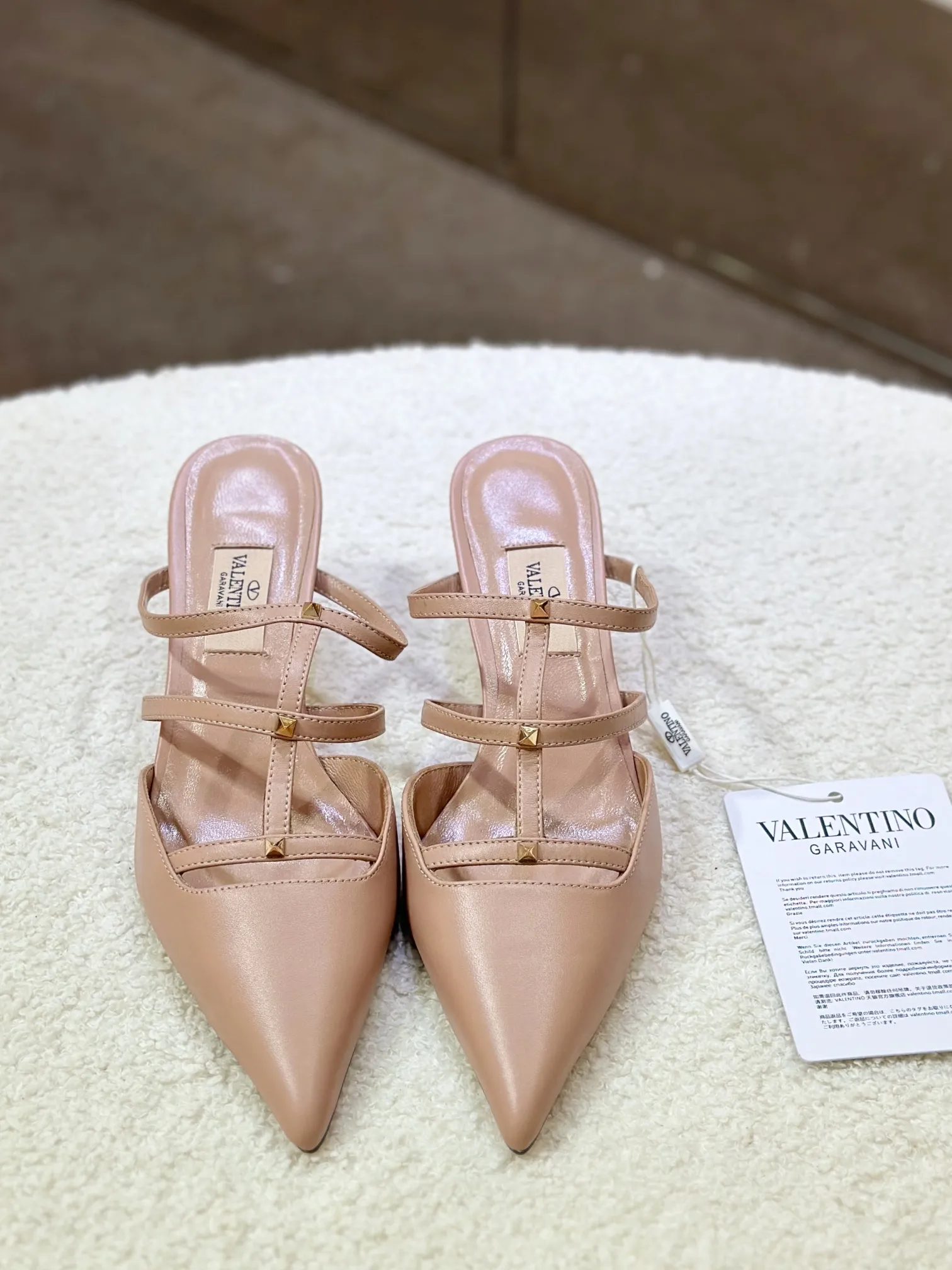 👟👟Ex-factory price 540👟👟 🛒 VALENTINO 2024 latest ROCKSTUD rivet decorated three-strap back hollow sandals🔥🔥🔥 🕳️🕳️🕳️ ●━━━━━━─────────✔Exclusive original 1-1 development, no product without original version (made entirely of genuine leather🉑️Shop around) 〰 ɪɴѓᴏʀᴍᴀᴛɪᴏɴ 〰 Buckle: Pyramid rivet 0.5X0.5 hardware Material: calfskin + pyramid rivets Lining: full-grain sheepskin Outsole: Italian through-dyed cowhide Midsole: Italian original craft material Process: computer stitching, machine shaping Heel height: 6.0cm Color: black, off-white, apricot powder Ready stock code: 35 36 37 38 39 Ready stock Customized code: 34 40 41 No return or exchange